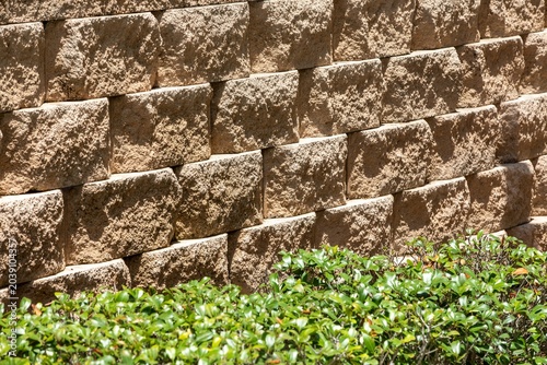 Foto Stone retaining wall sorrounded with bushes