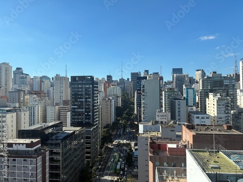 Fotografía Paisagem de edifícios próximos à Avenida Paulista sob céu azul limpo na cidade d