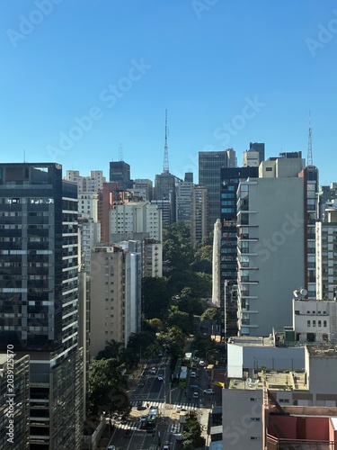 Cuadro en lienzo Vista panorâmica de prédios próximos à Avenida Paulista sob céu azul em dia enso