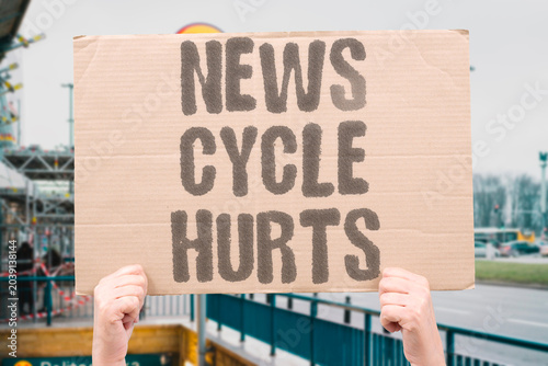 Konstfotografi "News cycle hurts" Constant updates cause mental fatigue