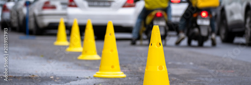 Foto Road with cones marking a closed or restricted section, indicating traffic control, construction work, safety precautions, and temporary urban road management
