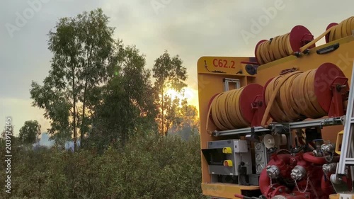 Bomberos Forestales Combatiendo un Incendio en el Monte Durante una Operación de Extinción