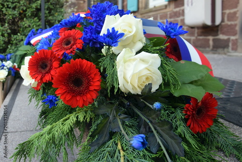 Tablou pe pânză Composition florale patriotique française avec roses blanches et fleurs bleues