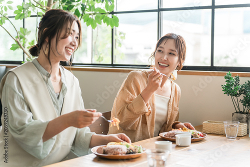Foto Women enjoying a delicious lunch with their female friends/mom friends (girls' g