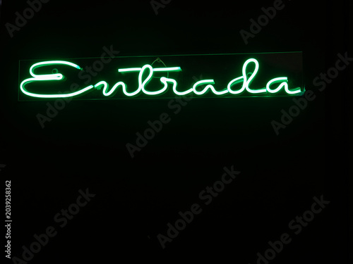 Bild auf Leinwand letrero con la palabra entrada con luces neón verdes, encendidas con fondo negro