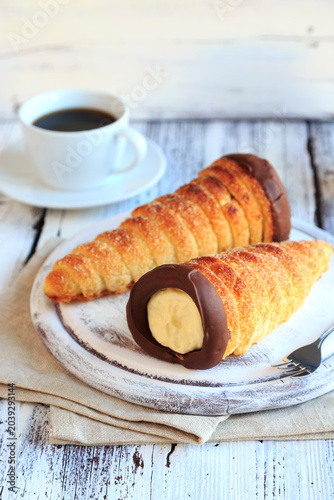 Schaumröllchen mit Sahne & Vanillecreme und Kaffee