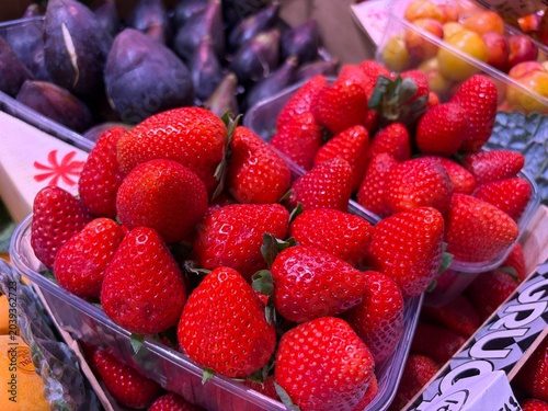 Cajas con fresas rojas y frescas en el mercado