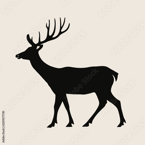 Foto A black silhouette of a majestic stag stands on light background