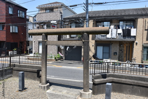 住宅街に佇む逆井の富士塚