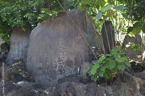 平井浅間神社の歴史ある石段と富士塚