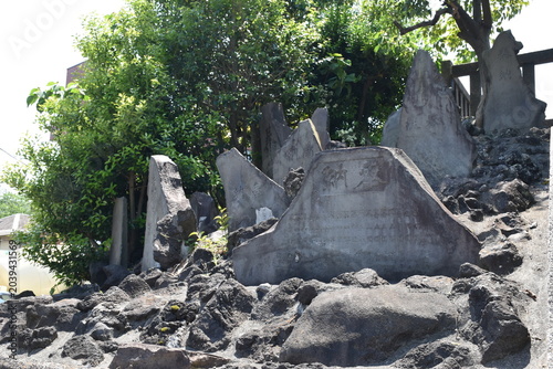 平井浅間神社の歴史ある石段と富士塚