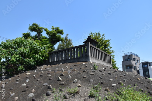 平井浅間神社の歴史ある石段と富士塚