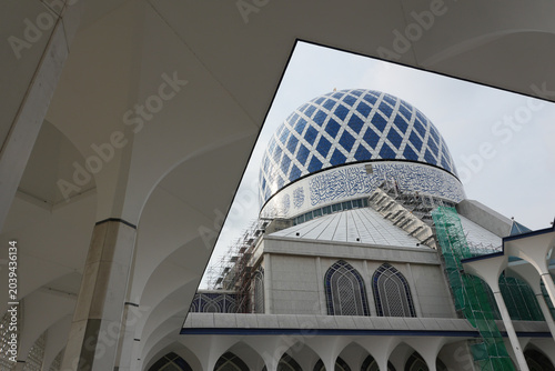 Tableau sur toile Beautiful islamic architecture and arches inside a mosque in Malaysia in Dec 2025