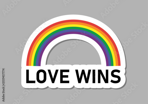 Foto Arcoíris con la frase love wins en la parte inferior con un borde blanco sobre u