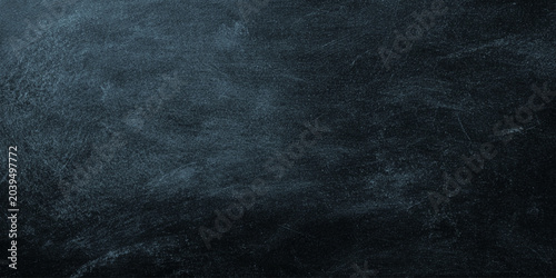 Foto Dark blue wall scratched and distressed textured background with chalk marks and