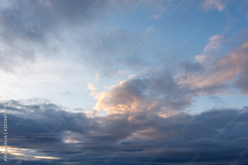 Obraz premium Blue and pink clouds gather in twilight sky