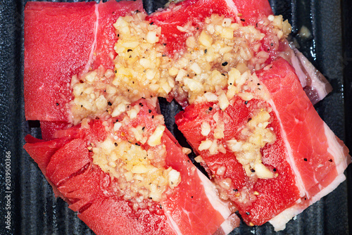 Beef Short Plate With Black Pepper Garlic Marinade Ready For BBQ, Marinated Beef Short Plate With Garlic And Cracked Black Pepper, Japanese Yakiniku Beef Short Plate Seasoned With Garlic Pepper