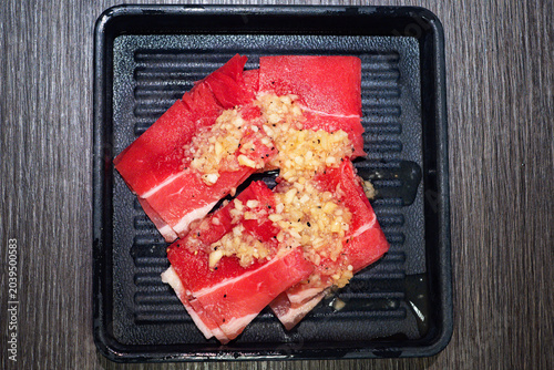 Beef Short Plate With Black Pepper Garlic Marinade Ready For BBQ, Marinated Beef Short Plate With Garlic And Cracked Black Pepper, Japanese Yakiniku Beef Short Plate Seasoned With Garlic Pepper