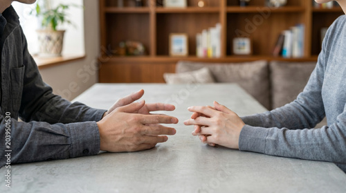 離婚問題や夫婦喧嘩で話し合いをする夫婦の手元
