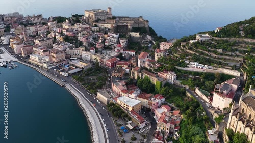 Gaeta Medievale, l'antico centro storico che affaccia sul golfo. Lazio, Italia.
Vista aerea di Gaeta, località turistica Italiana. Risoluzione 4k. 
