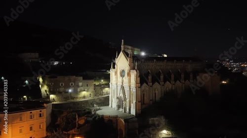 Gaeta Medievale, il tempio di San Francesco d'Assisi. Lazio, Italia.
Vista aerea di Gaeta, località turistica Italiana. Risoluzione 4k, notte. 