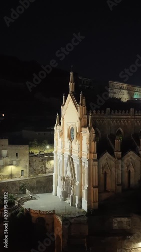 Gaeta Medievale, il tempio di San Francesco d'Assisi. Lazio, Italia.
Vista aerea di Gaeta, località turistica Italiana. Risoluzione 4k, notte. 