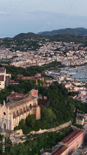 la città di Gaeta, Lazio, Italia.
Vista aerea panoramica di Gaeta, località turistica a sud di Roma.