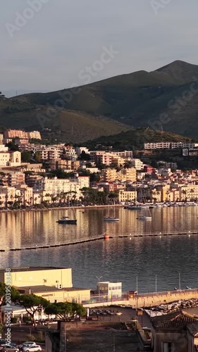 la città di Gaeta, Lazio, Italia.
Vista aerea panoramica di Gaeta, località turistica a sud di Roma.