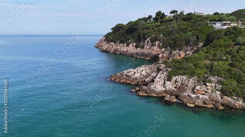 La costa rocciosa e il mare di Gaeta, Lazio, Italia.
Vista aerea della scogliera a picco sul mare trasparente della costa laziale. Ripresa in 4K