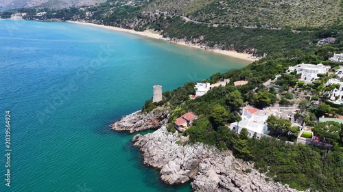 La costa rocciosa e il mare di Gaeta, Lazio, Italia.
Vista aerea della scogliera a picco sul mare trasparente della costa laziale. Ripresa in 4K