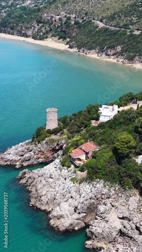 La costa rocciosa e il mare di Gaeta, Lazio, Italia.
Vista aerea della scogliera a picco sul mare trasparente della costa laziale. Ripresa in 4K
