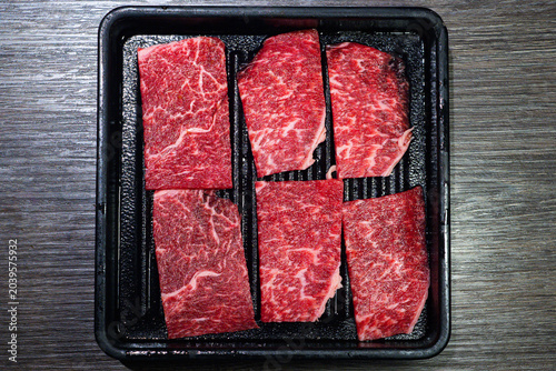 Australian Wagyu Akami Lean Beef Slices For Yakiniku, Premium Australian Wagyu Akami On Black Serving Tray, Fresh Australian Wagyu Akami Beef Ready For Japanese BBQ