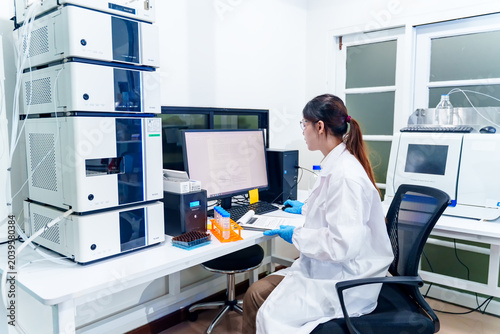 Canvastavla Scientist analyzing data on computer in modern laboratory with advanced equipmen