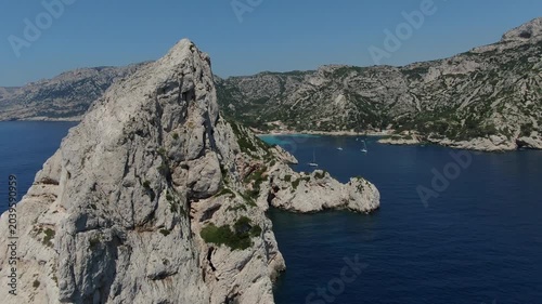vue aérienne de la calanque de Sormiou au sud de Marseille, en été, avec des bateaux dans la baie