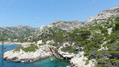vue aérienne de la calanque de Sormiou au sud de Marseille, en été, avec des bateaux dans la baie