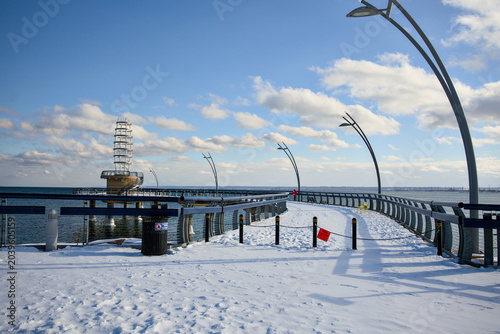 Schilderij op canvas Snow covered pier and waterfront promenade in Burlington Ontario Canada