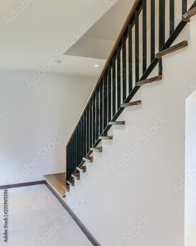 Foto Side view modern wooden staircase with steel gaurd rail