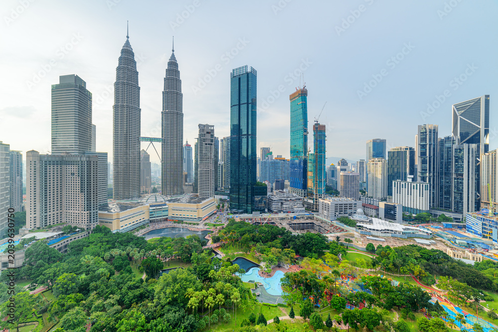 Obraz premium Kuala Lumpur skyline. Aerial view of a green city park
