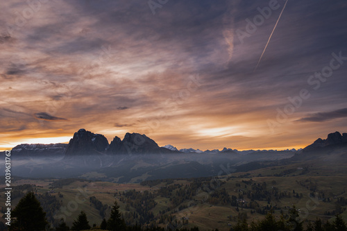 Tableau sur toile autumnal sunrise over the alps mountain range, Dolomites, Italy
