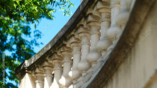Foto Classical stone balustrade with concrete balusters in the historic old town