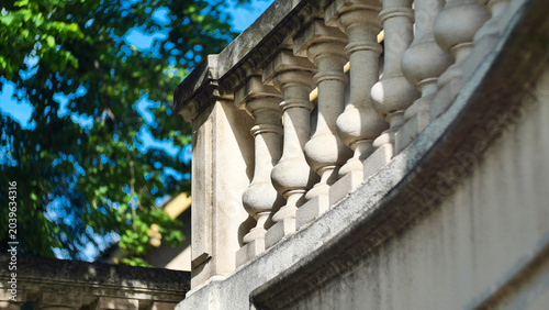 Foto Classical stone balustrade with concrete balusters in the historic old town