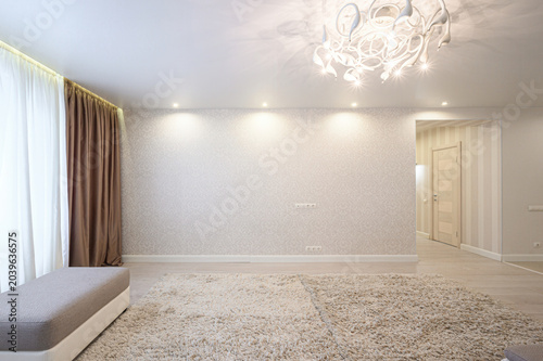 Quadro su tela spacious living room with light wallpaper, layered curtains, a plush shaggy rug,