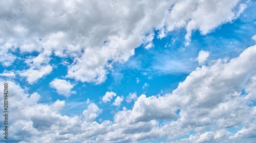 Foto 流れる白い雲の間から広がる鮮やかな青空 Bright blue sky visible through drifting white clouds