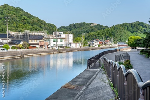 Φωτογραφία 米子市新加茂川沿いの遊歩道から見渡す愛宕山と水辺の街並み/View of Mount Atago and the Waterfront Cityscape fr