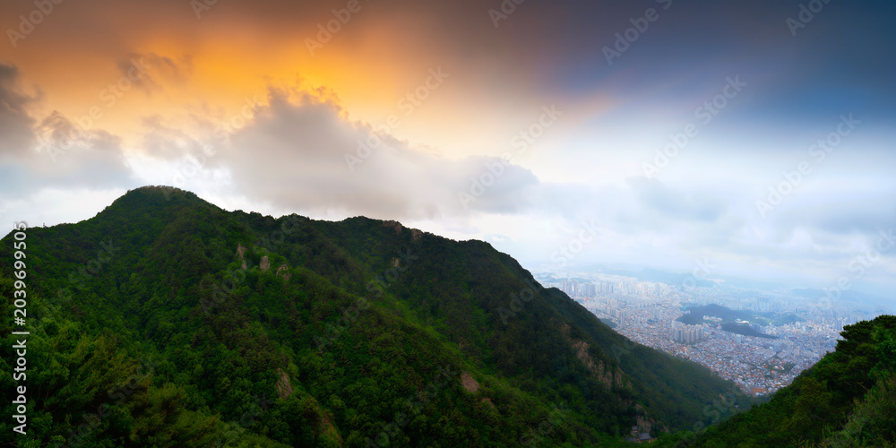 Obraz premium Daegu City sunrise skyline over the Apsan Mountain in Gyeongsangbuk‑do, South Korea