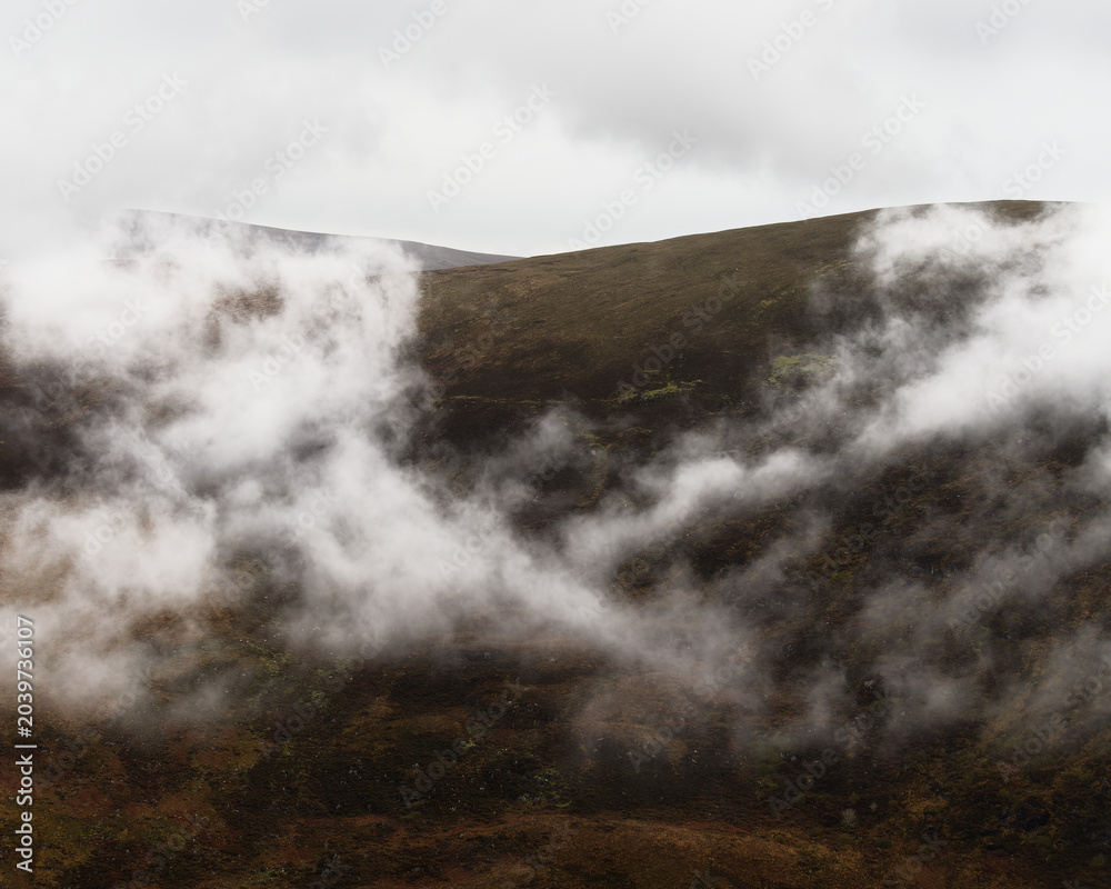 Obraz premium The tops of mountains are veiled by ethereal white mist.