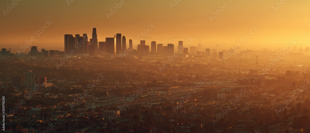 Obraz premium Sunset Over Downtown City Skyline With Tall Buildings and Urban Landscape