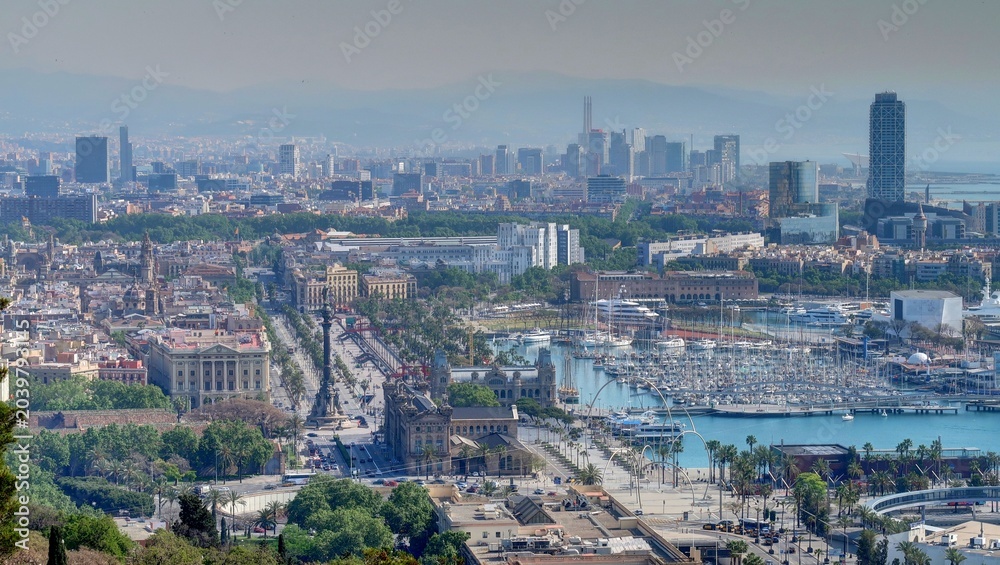 Obraz premium vue panoramique sur Barcelone et son port depuis Montjuic