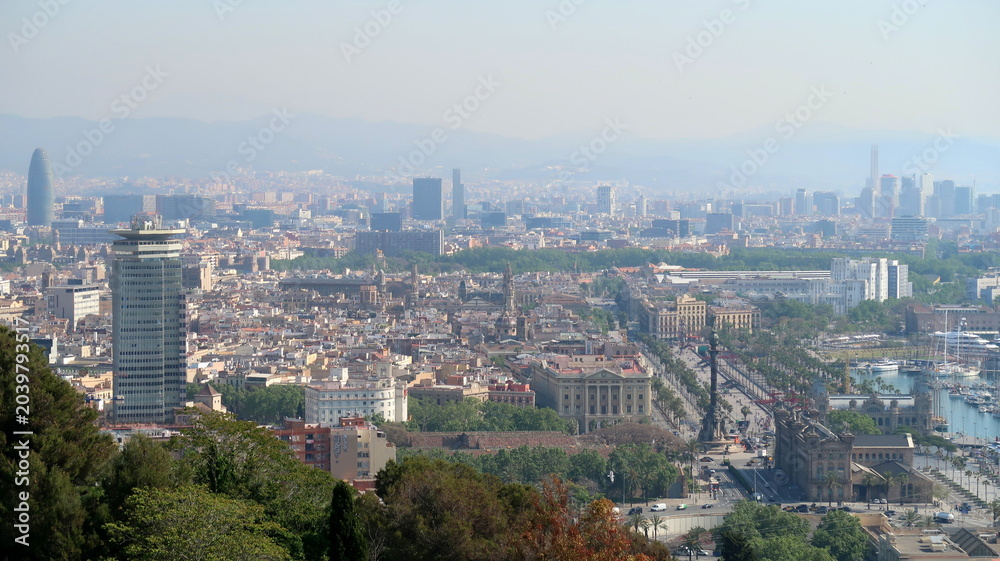 Obraz premium vue panoramique sur Barcelone et son port depuis Montjuic