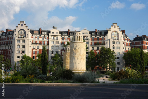 Platz mit Art Deco-Brunnen im Westen von Paris bei Place de la Porte de Saint-Cloud